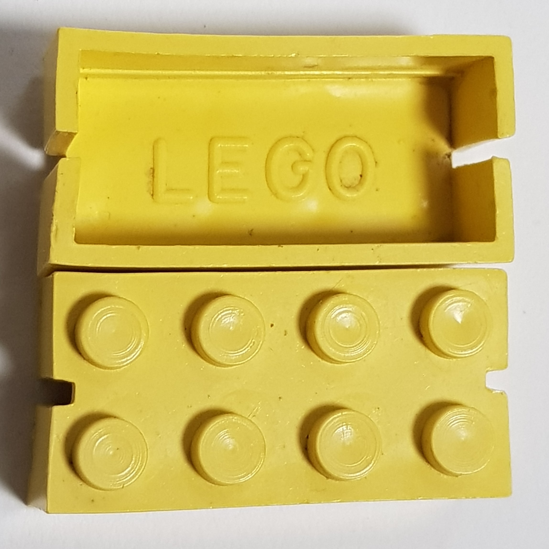 Light yellow Norwegian LEGO blockletter brick